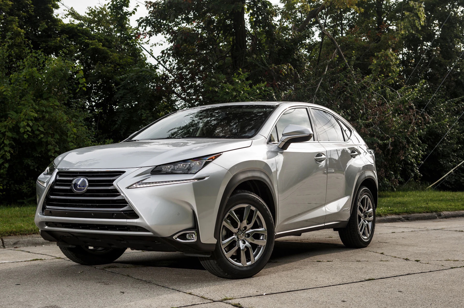 2015-Lexus-NX-300h-front-three-quarter-view-3.jpeg